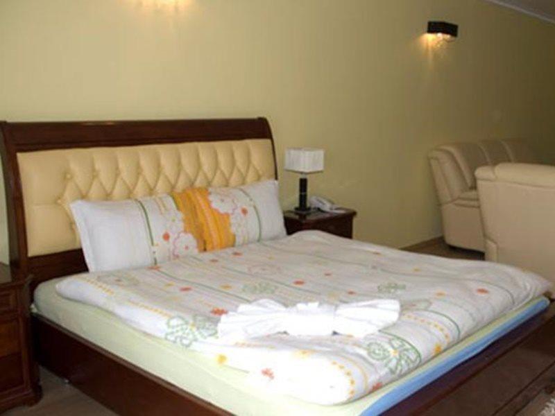Hotel Begolli Приштина Экстерьер фото